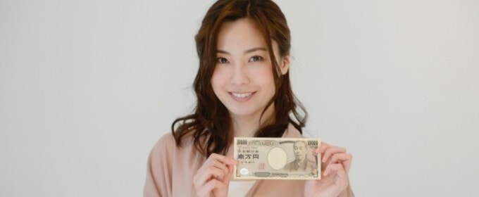 一万円札を持っている女性