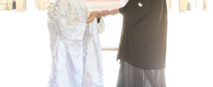廣田神社で指輪交換をする写真