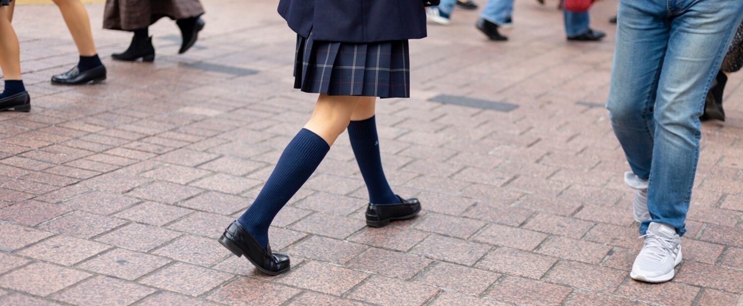 街を歩く女子高生の画像