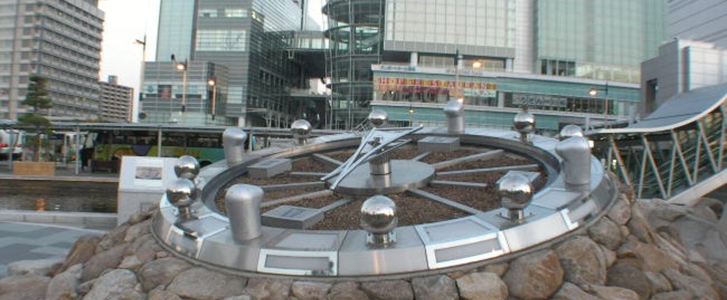 高松駅前の花時計
