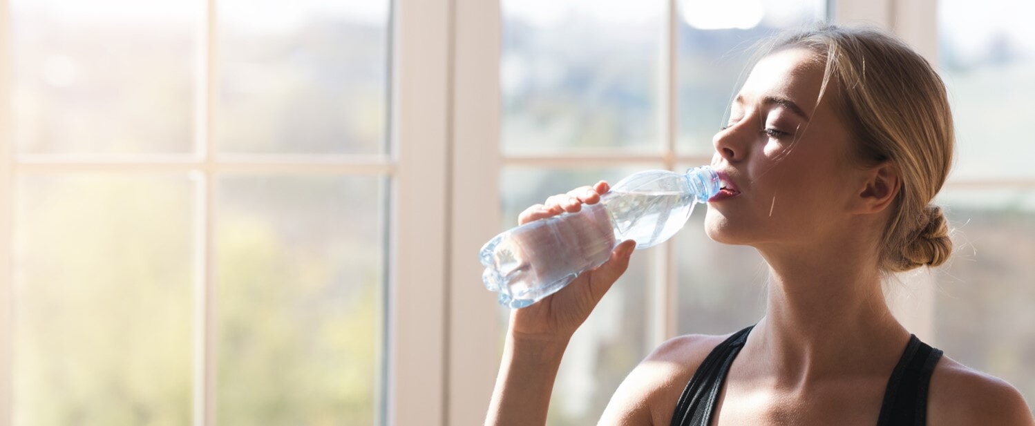 水を飲む女性のイメージ