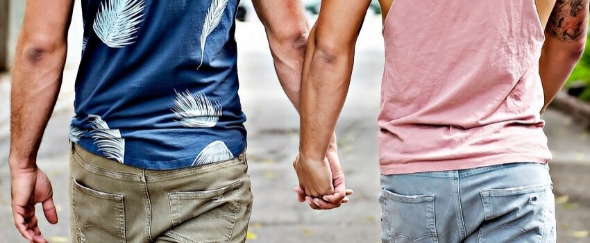 同性が手を繋いでいるイメージ